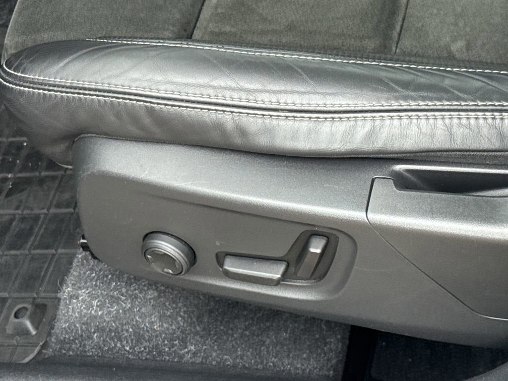 Used 2019 Volvo XC40 T5 R-Design image 23