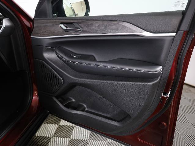 Used 2024 Jeep Grand Cherokee Limited AWD/4WD image 31