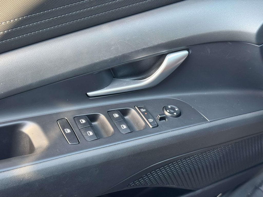 Used 2025 Hyundai Elantra SE FWD image 19
