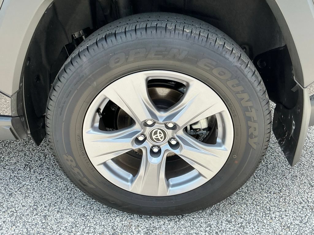 Used 2025 Toyota RAV4 XLE AWD/4WD image 24