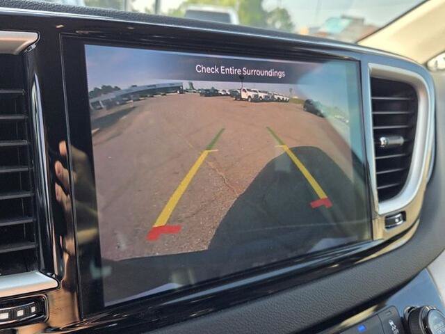 Used 2023 Chrysler Pacifica Touring-L FWD image 22