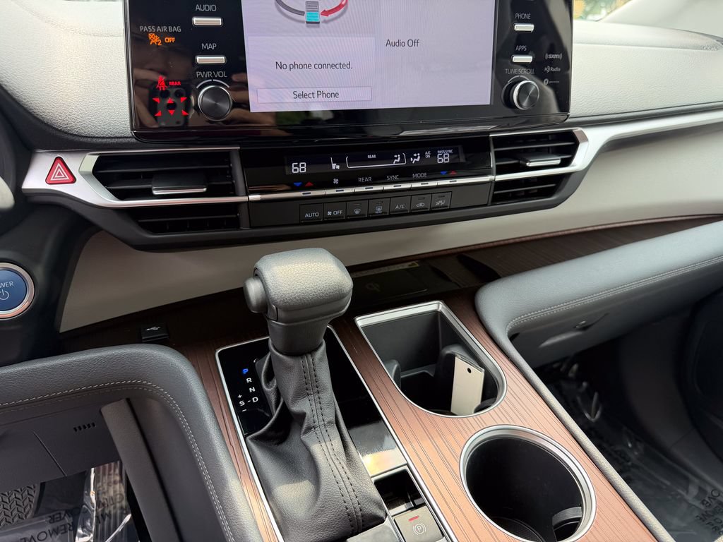 Used 2023 Toyota Sienna LE w/ LE Plus Package FWD image 26