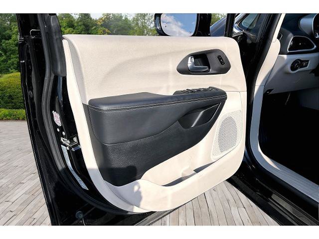 Used 2024 Chrysler Pacifica Touring-L FWD image 19