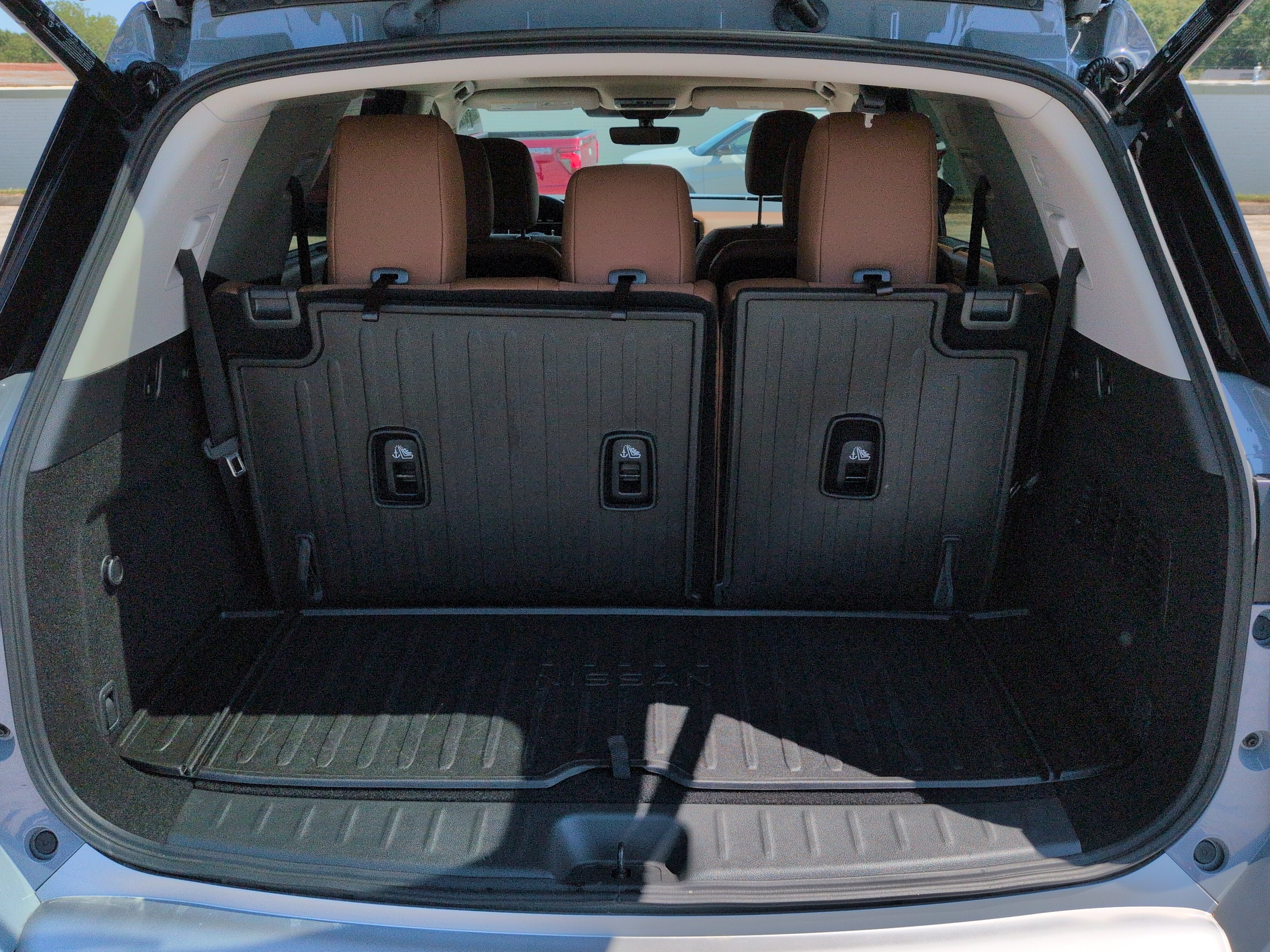 Used 2025 Nissan Pathfinder Platinum FWD image 11