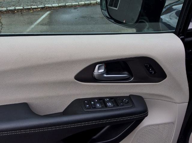 Used 2024 Chrysler Pacifica Touring-L image 21