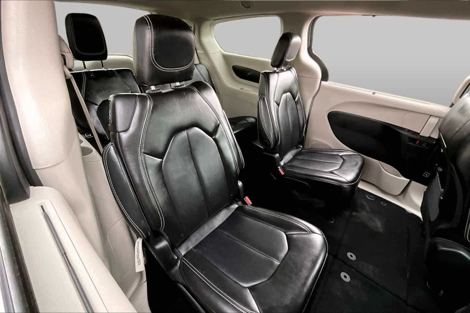 Used 2024 Chrysler Pacifica Touring-L FWD image 19