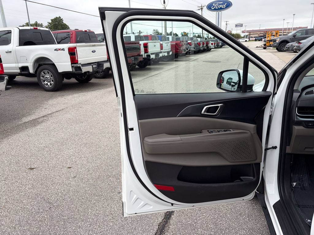 Used 2025 Kia Carnival FWD image 11