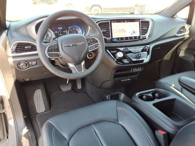 Used 2025 Chrysler Pacifica Select FWD image 12