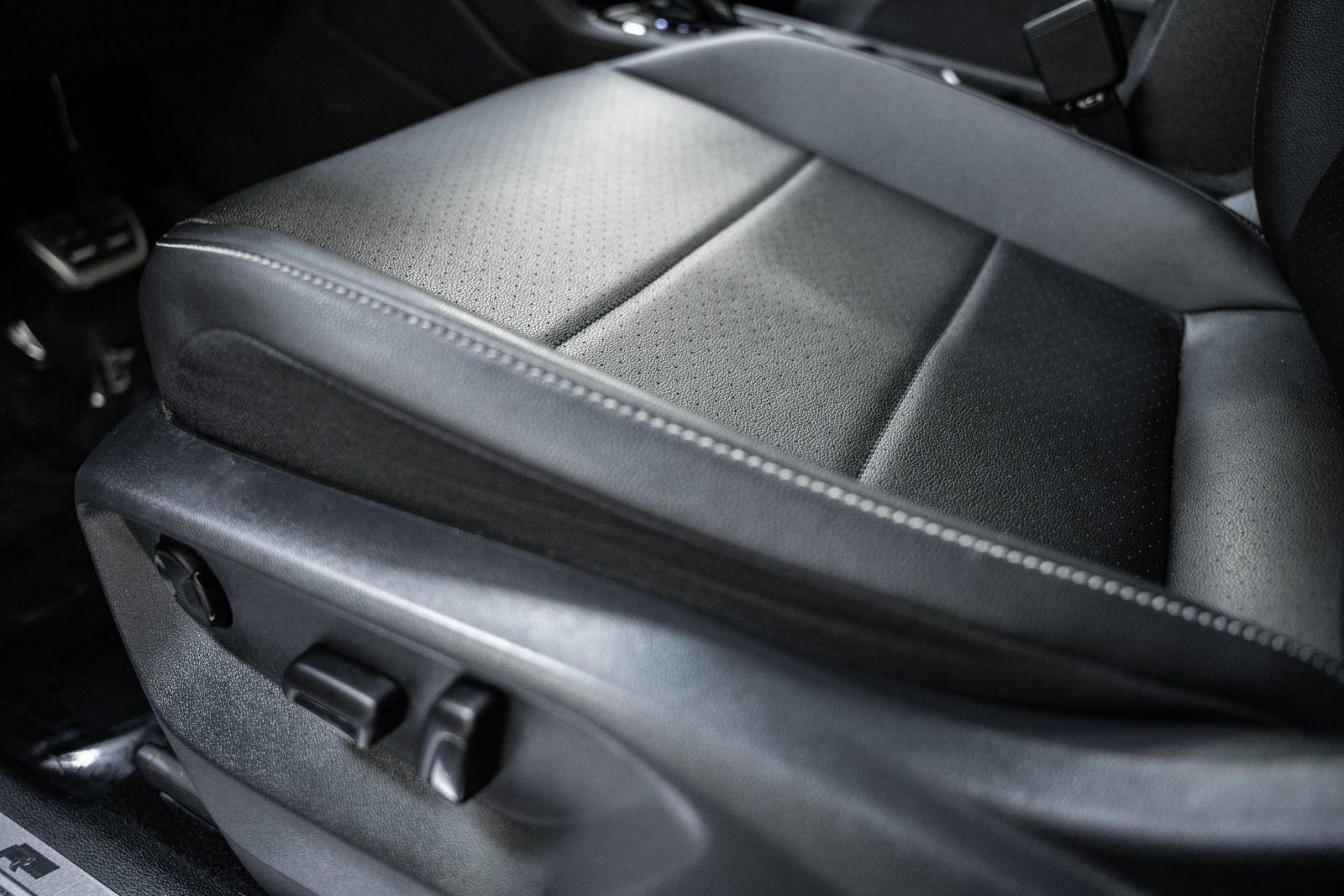 Used 2021 Volkswagen Tiguan SE R-Line image 38