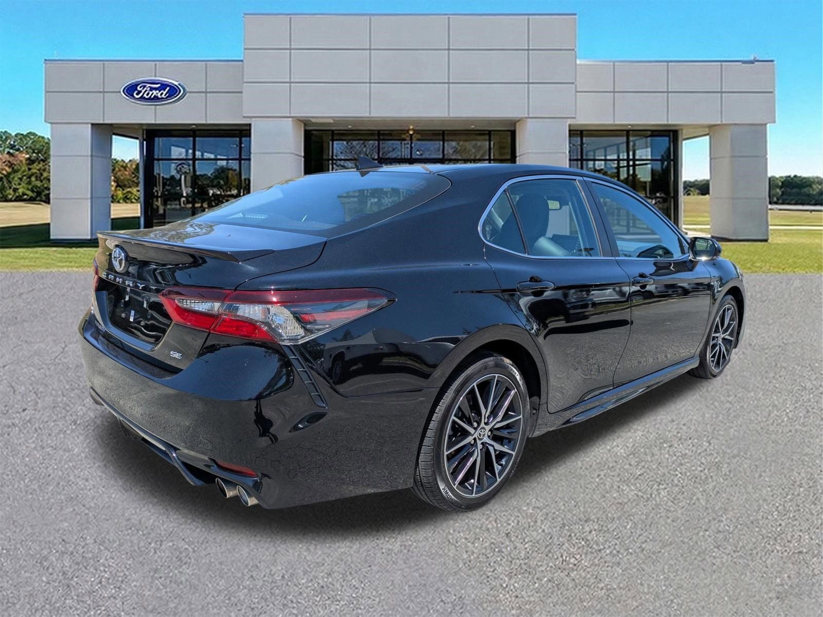 Used 2024 Toyota Camry SE w/ Convenience Package FWD image 3