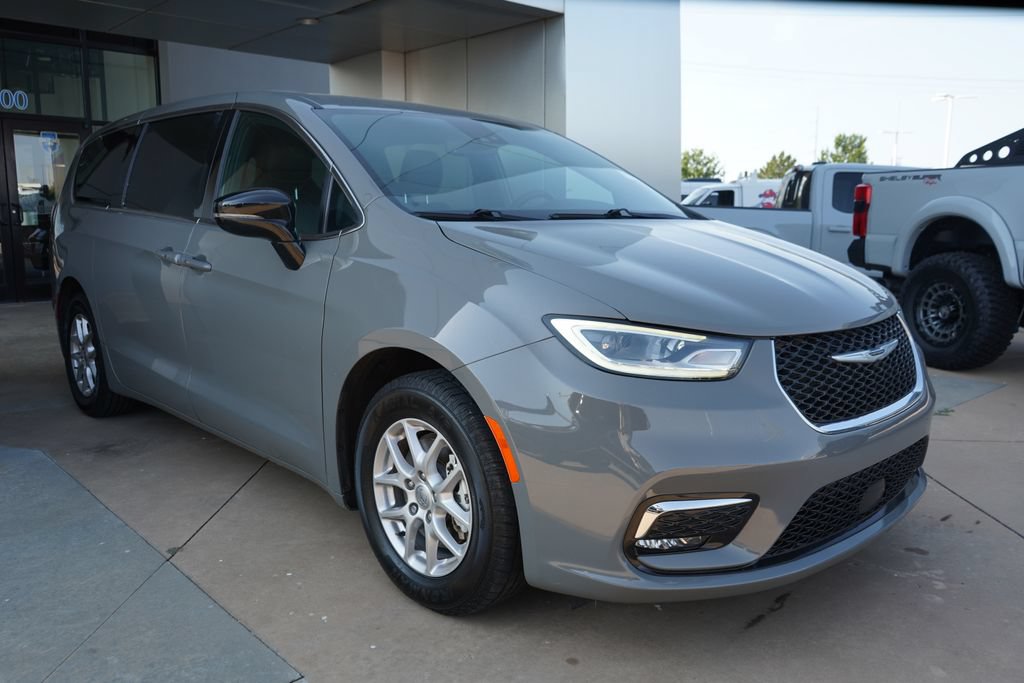 Used 2025 Chrysler Pacifica Select FWD image 2