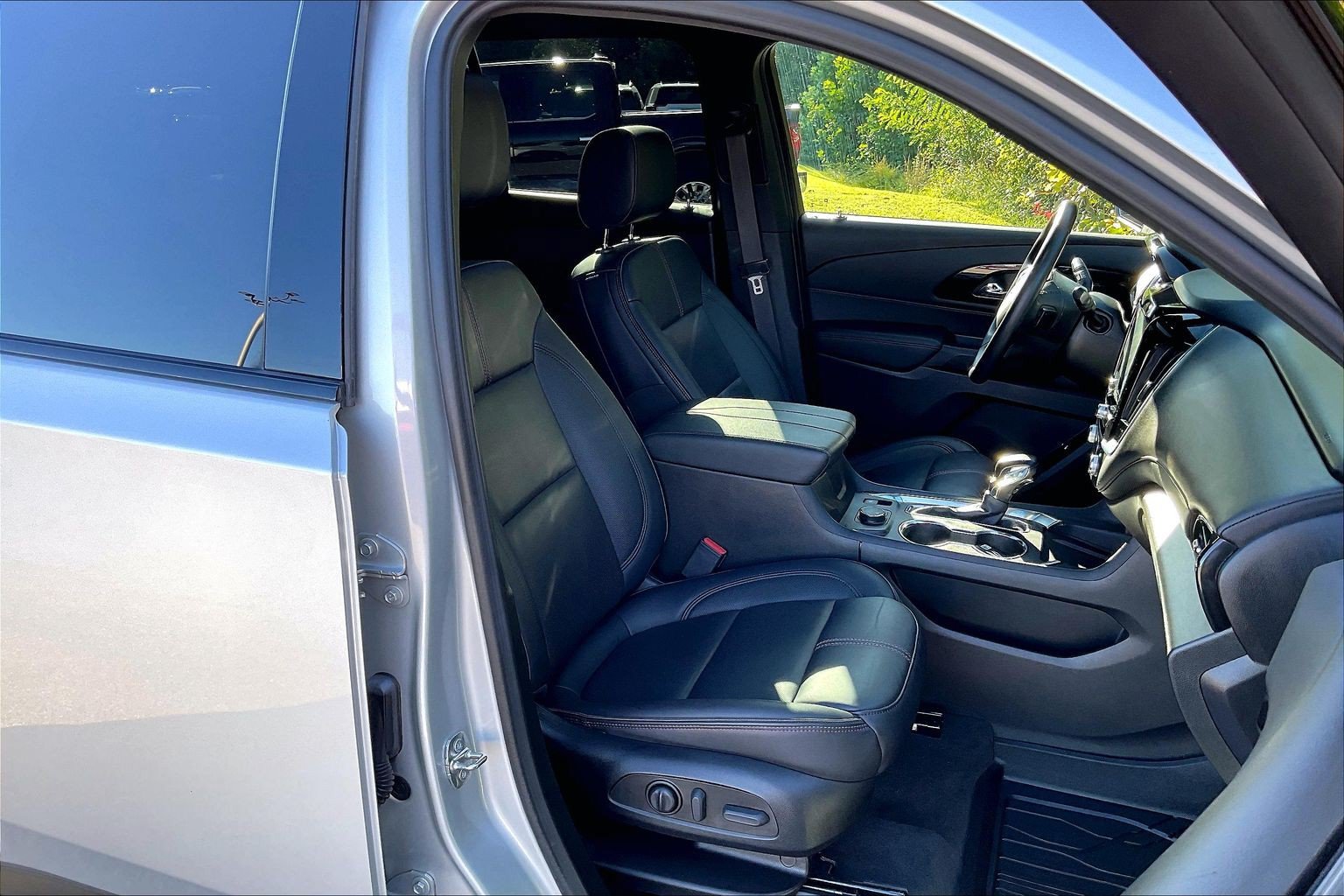 Used 2022 Chevrolet Traverse RS w/ LPO, Floor Liner Package AWD/4WD image 7