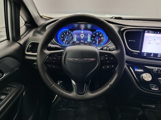 Used 2022 Chrysler Pacifica Touring FWD image 35
