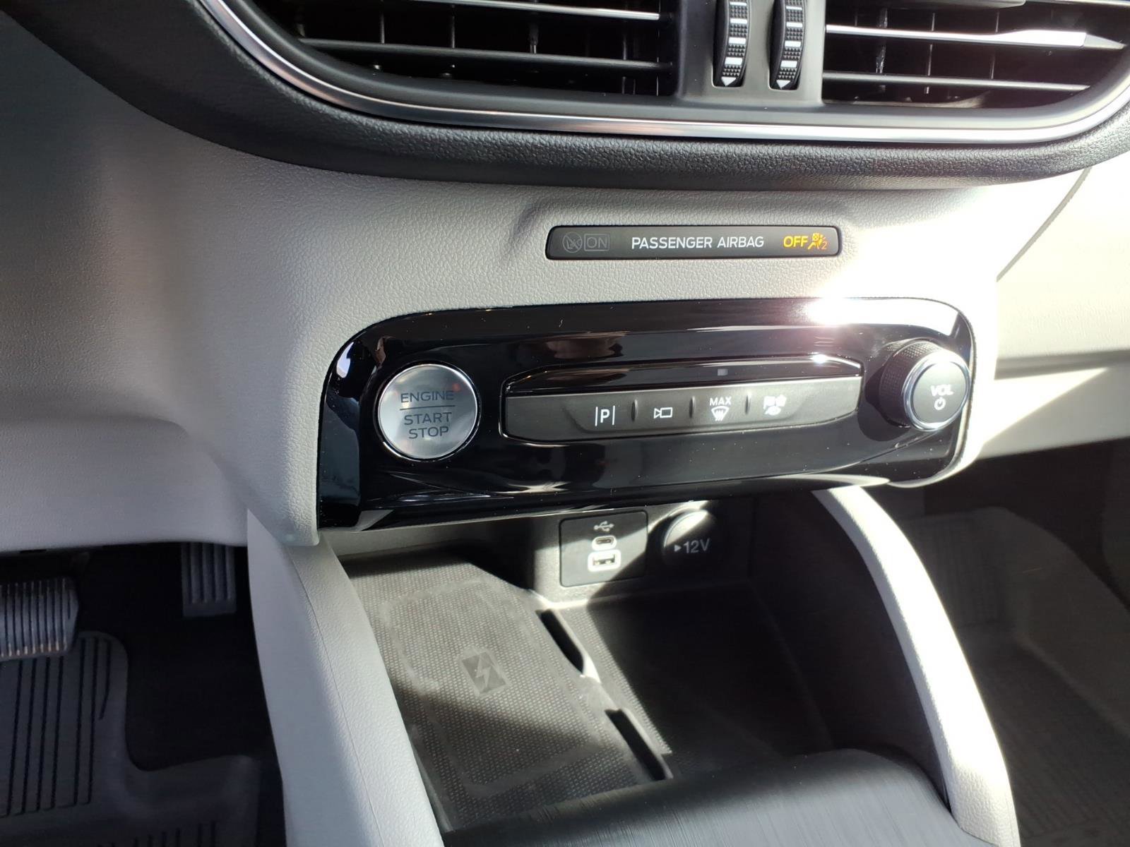 Certified 2025 Ford Escape Platinum w/ Premium Technology Package image 19