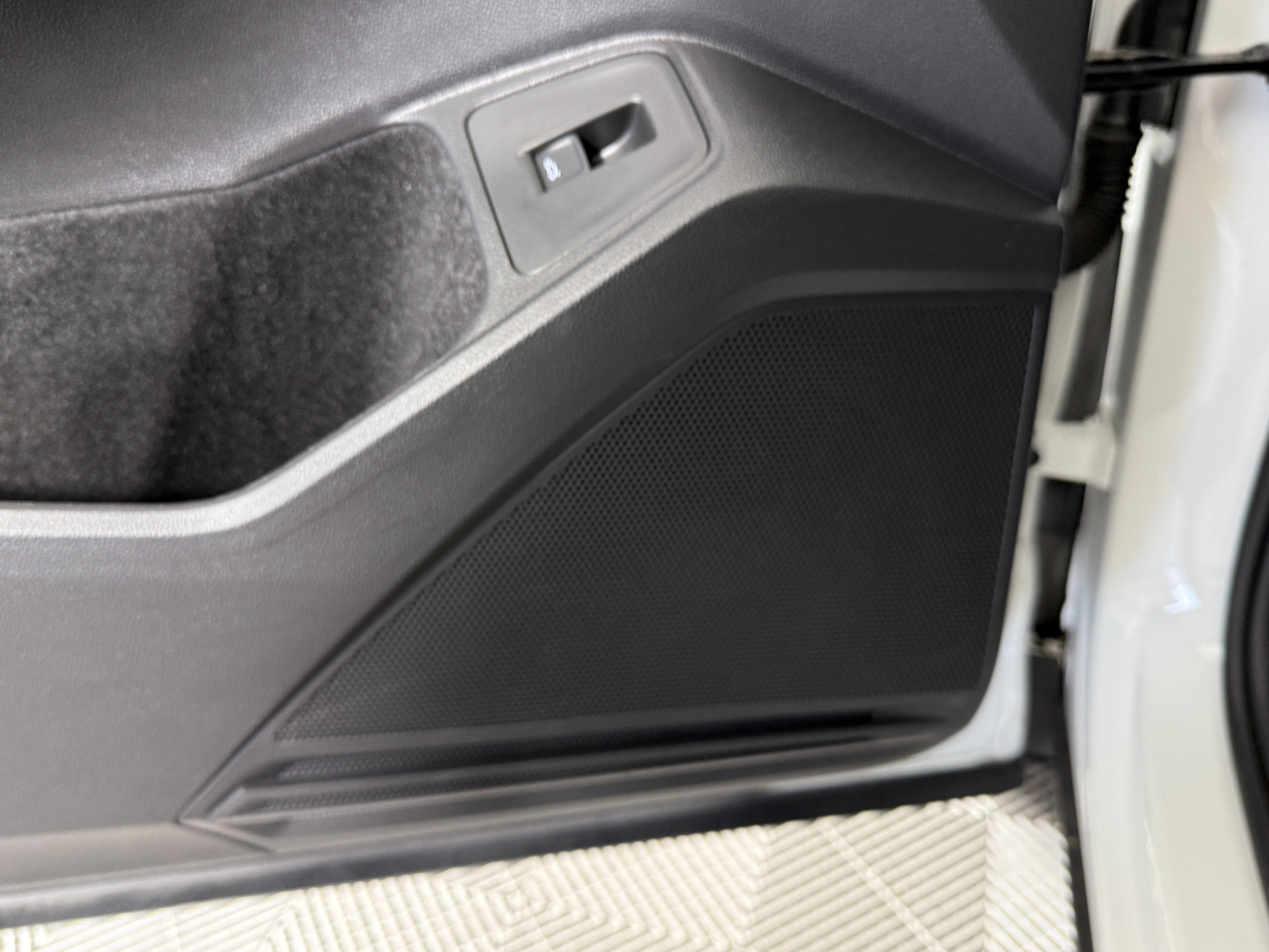 Used 2024 Volkswagen Tiguan SE R-Line image 15