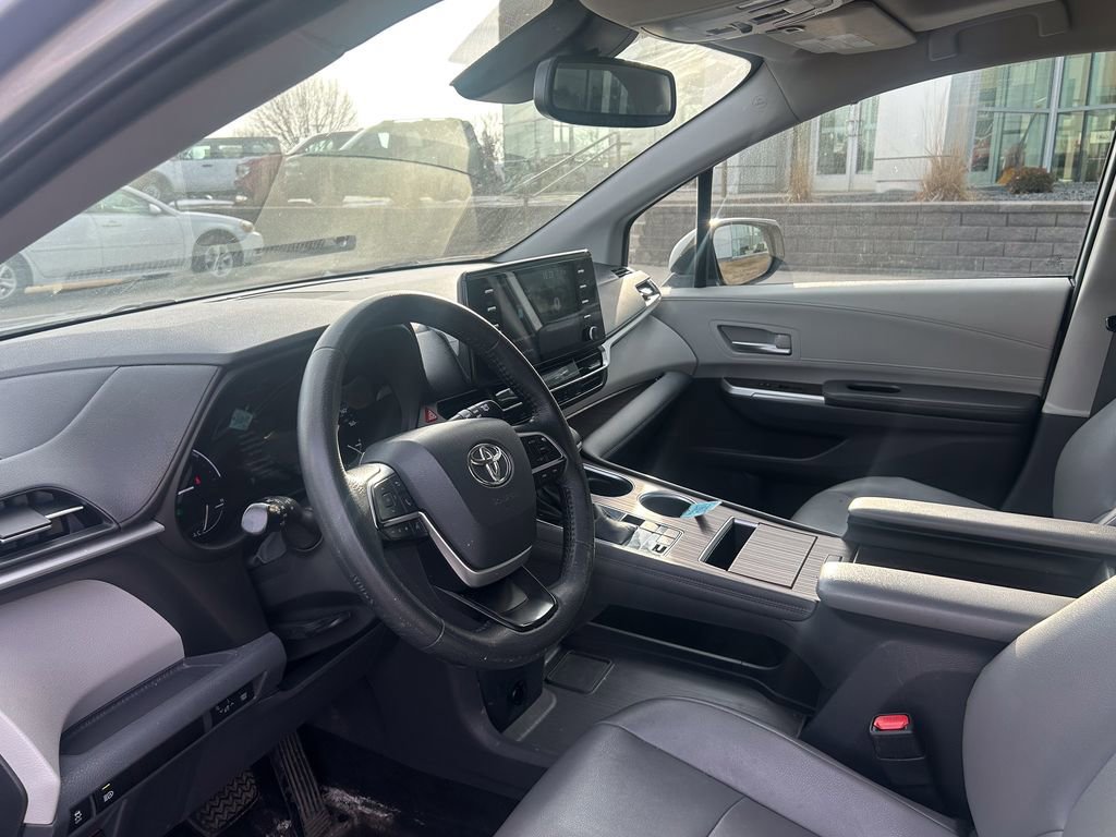 Used 2021 Toyota Sienna XLE image 9