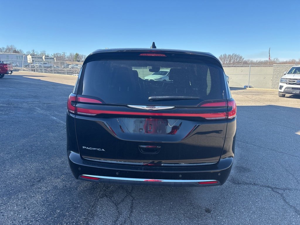 Used 2024 Chrysler Pacifica Touring-L image 3
