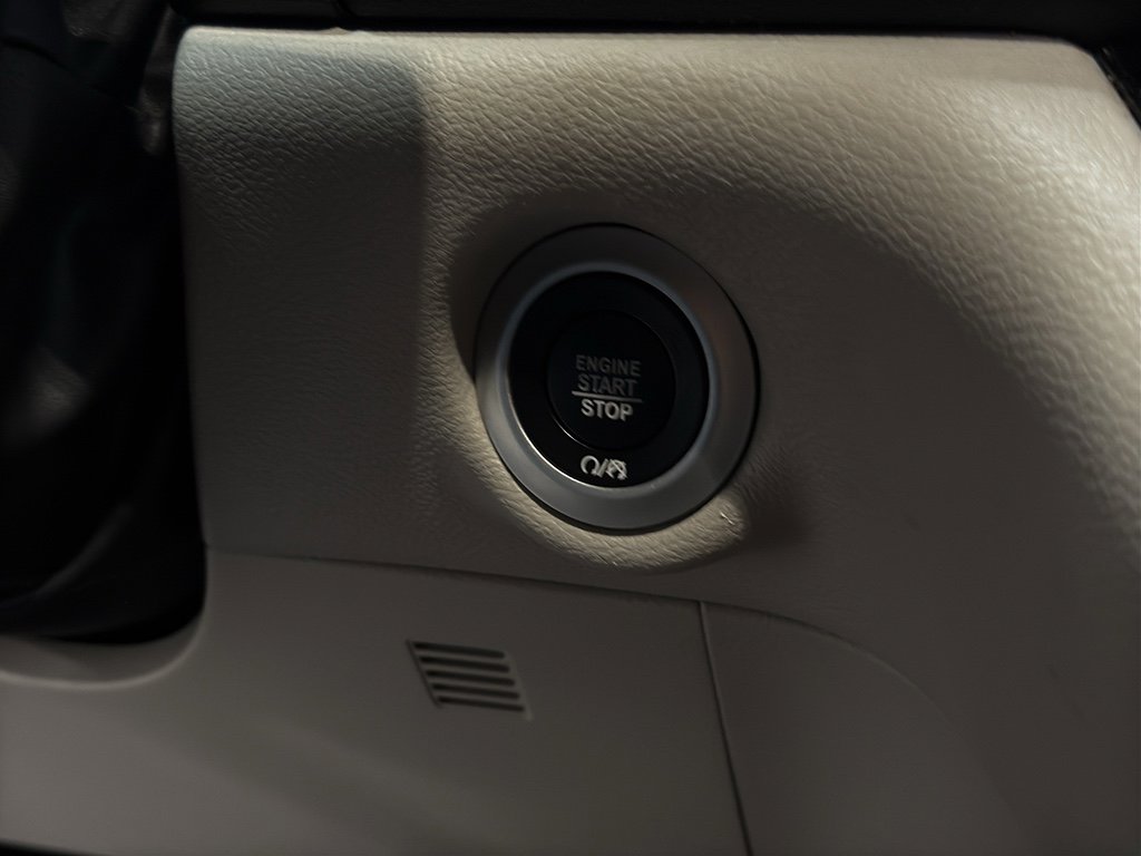 Used 2023 Chrysler Pacifica Touring-L image 12