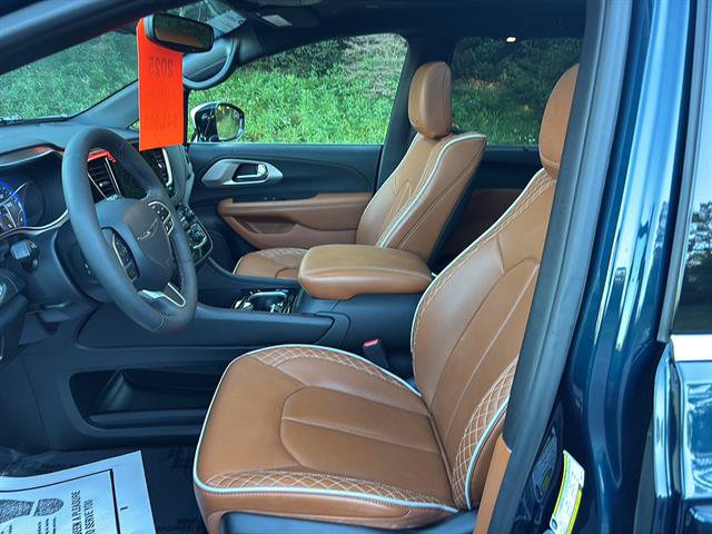 Used 2025 Chrysler Pacifica Pinnacle AWD/4WD image 11
