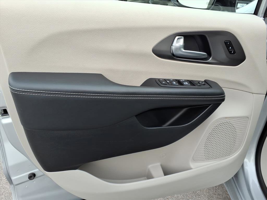 Used 2024 Chrysler Pacifica Touring-L image 12