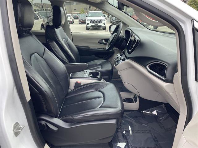 Used 2024 Chrysler Pacifica Touring-L FWD image 19