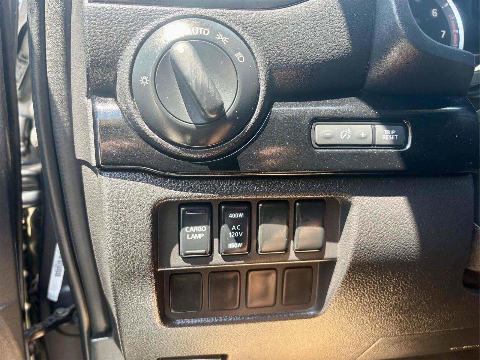 Used 2024 Nissan Titan SV w/ SV Convenience Package AWD/4WD image 17