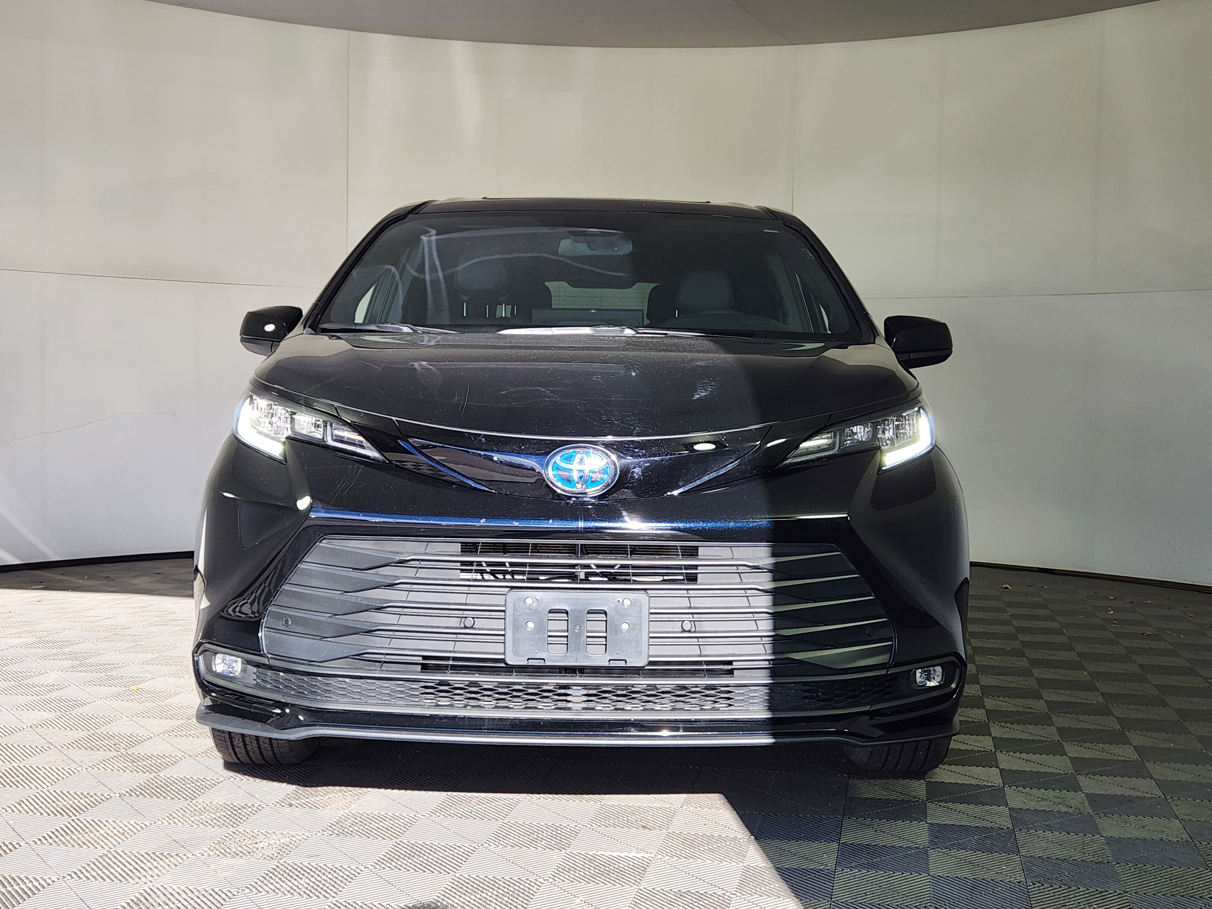 Used 2025 Toyota Sienna XLE Woodland Edition video 2