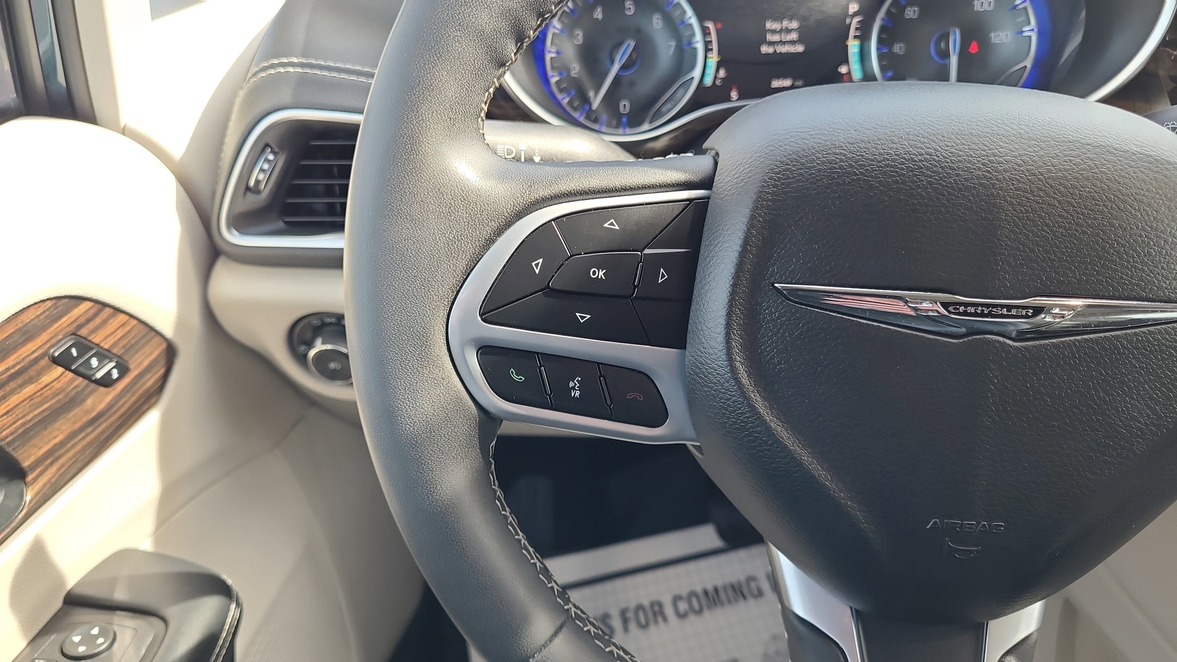 Used 2023 Chrysler Pacifica Limited image 12