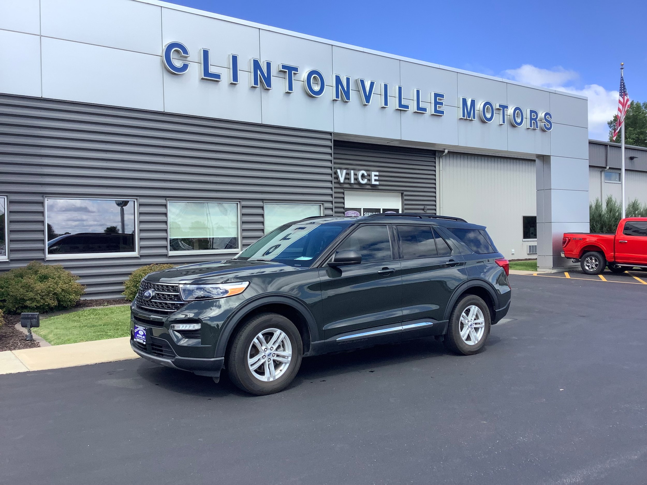 Certified 2023 Ford Explorer XLT w/ Equipment Group 202A AWD/4WD image 1