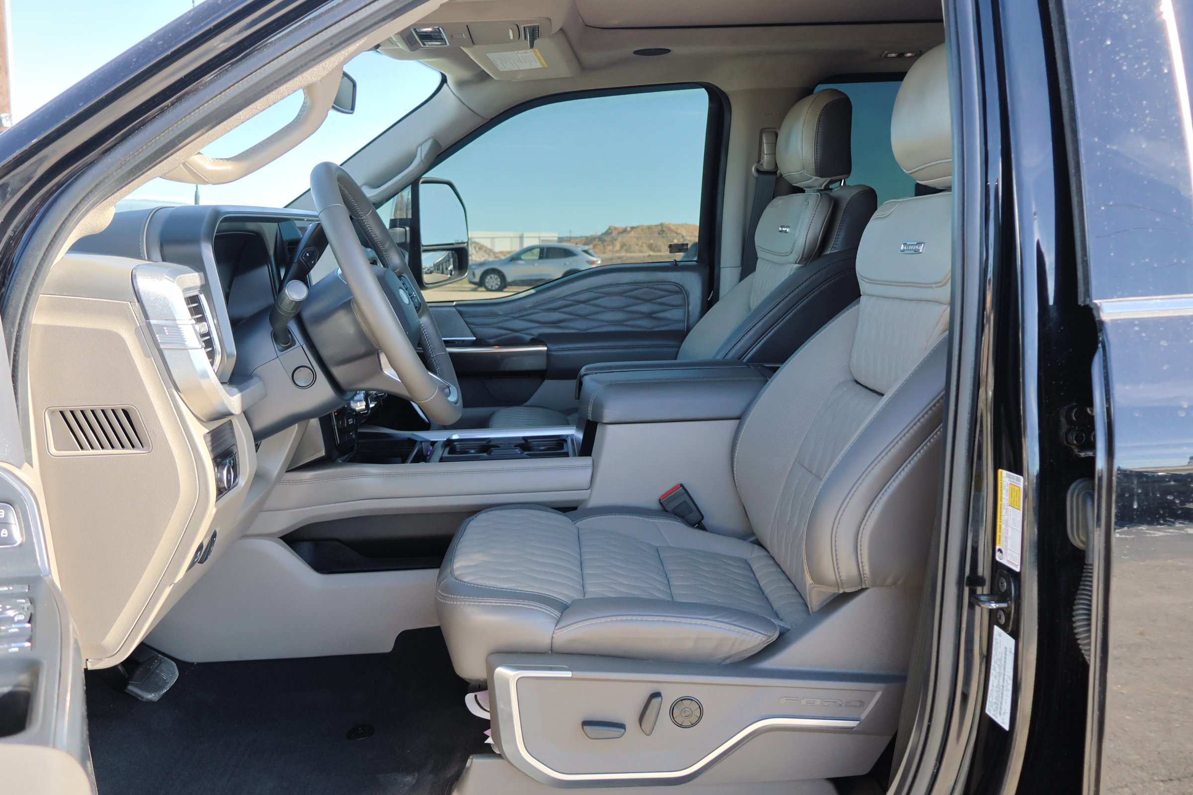 Certified 2025 Ford F350 Platinum w/ Platinum Plus Package image 17