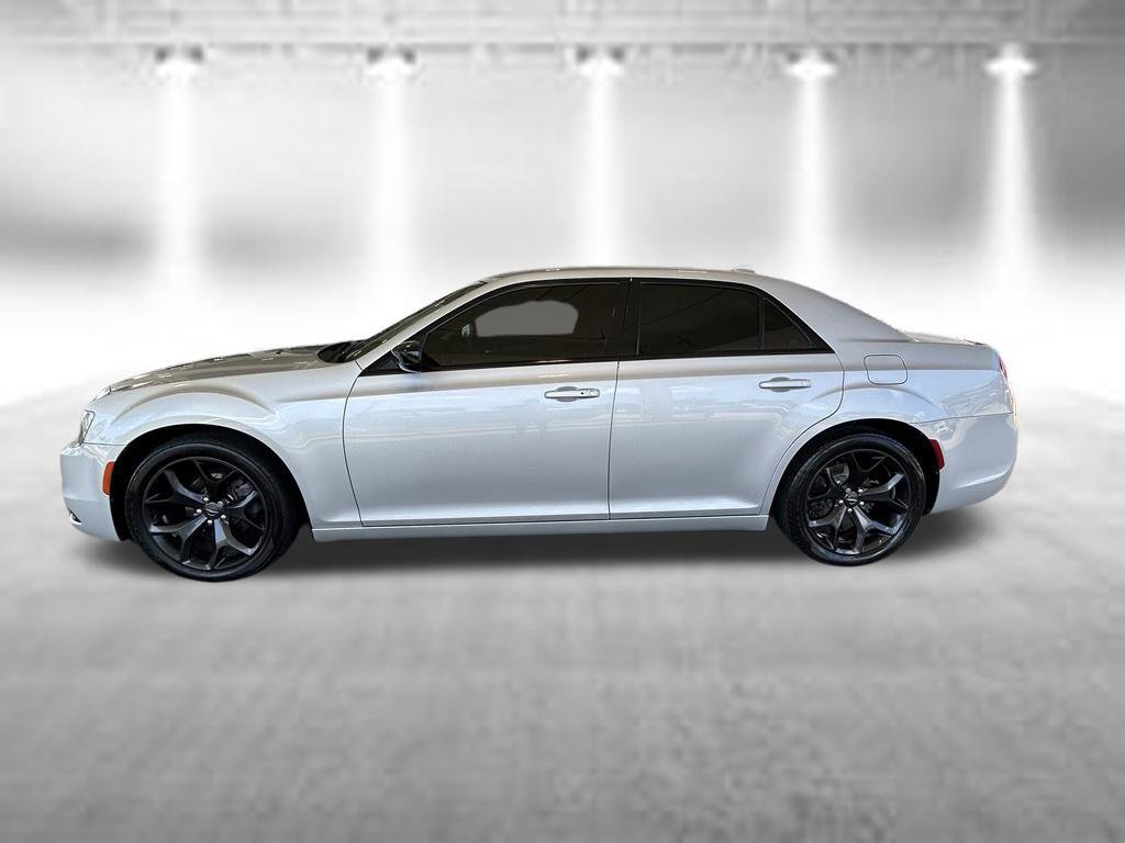 Used 2021 Chrysler 300 Touring w/ Sport Appearance Package RWD image 8