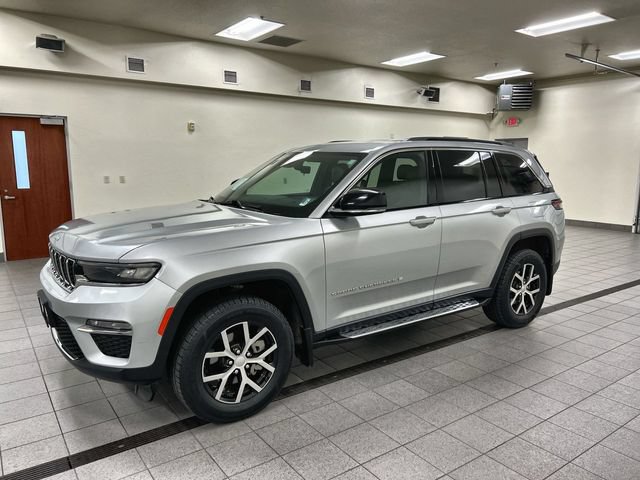 Used 2025 Jeep Grand Cherokee Limited w/ Trailer Tow Package AWD/4WD image 4