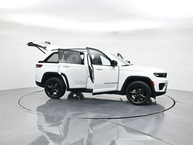 Used 2023 Jeep Grand Cherokee Altitude RWD image 47