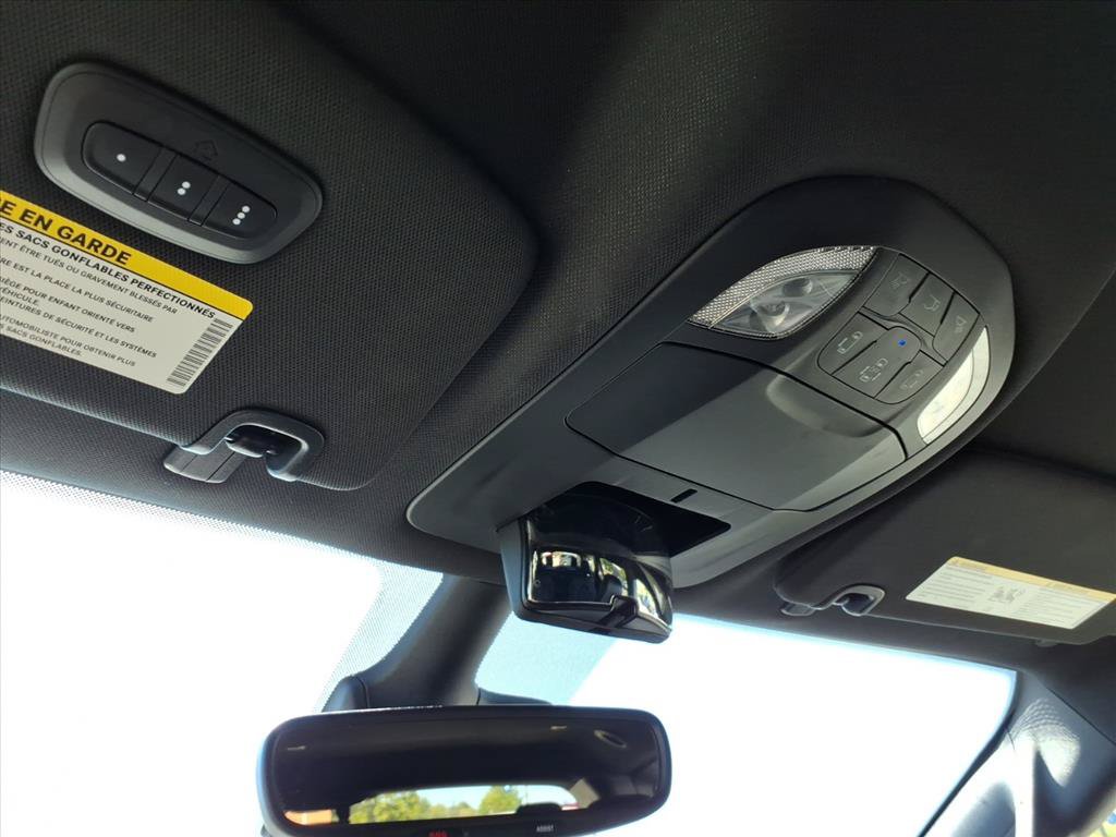 Used 2025 Chrysler Pacifica Select FWD image 18