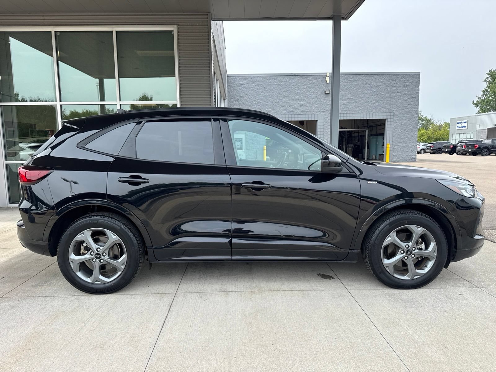 Certified 2023 Ford Escape ST-Line Select AWD/4WD image 9