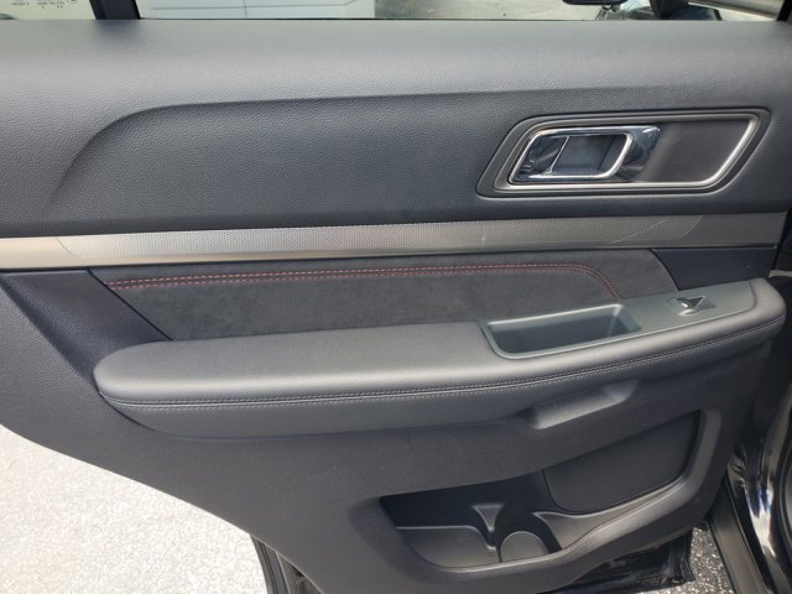 Certified 2019 Ford Explorer XLT w/ Equipment Group 202A FWD image 28