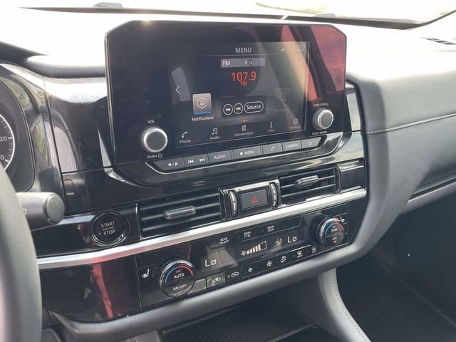 Used 2025 Nissan Pathfinder SV image 24