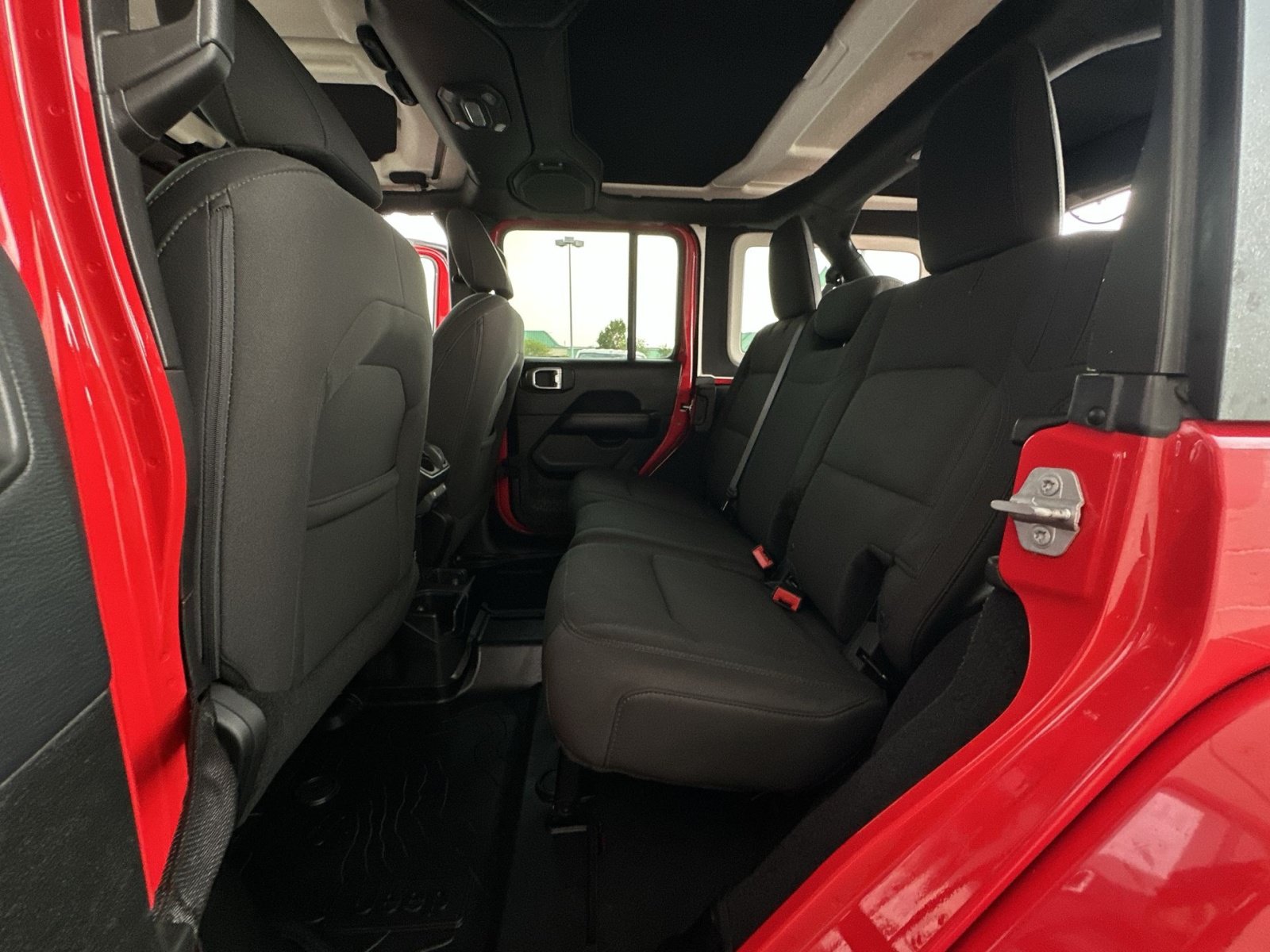 Used 2018 Jeep Wrangler Unlimited Sahara AWD/4WD image 32