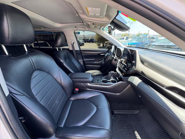 Used 2025 Toyota Highlander XLE FWD image 29