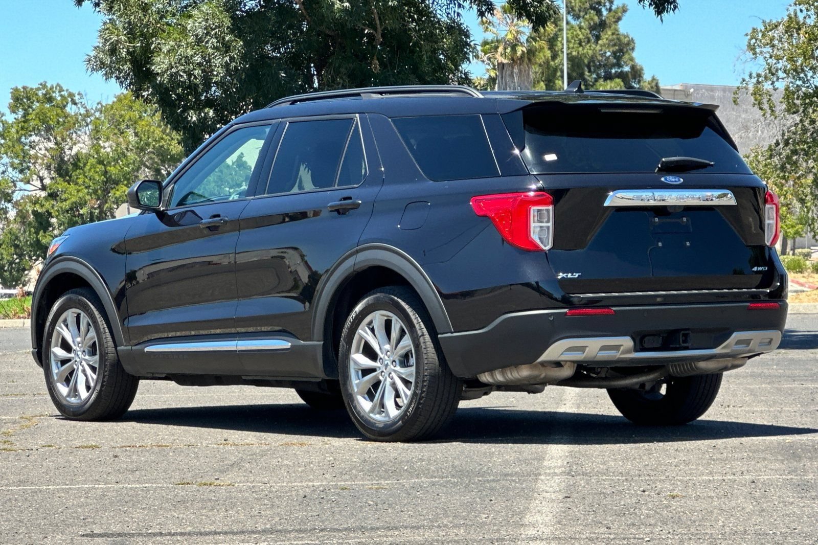 Certified 2023 Ford Explorer XLT w/ Equipment Group 202A AWD/4WD image 5