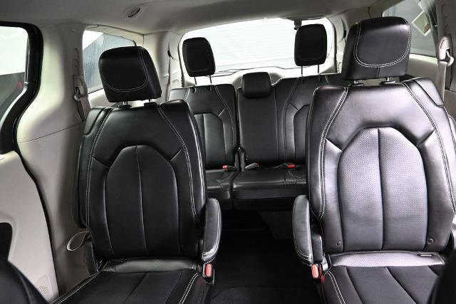 Used 2024 Chrysler Pacifica Touring-L FWD image 19
