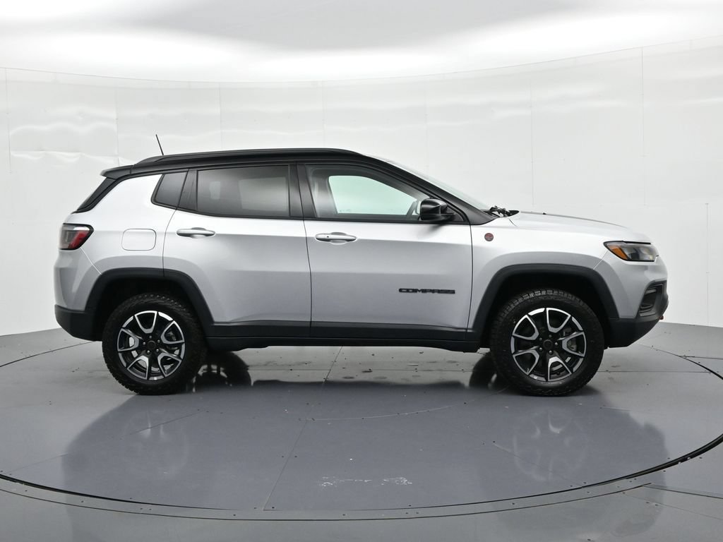 Used 2025 Jeep Compass Trailhawk AWD/4WD image 4