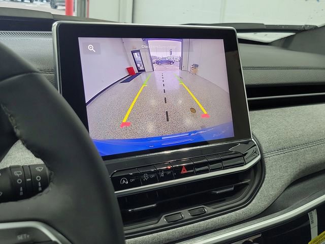 Used 2024 Jeep Compass Latitude w/ Convenience Group image 18