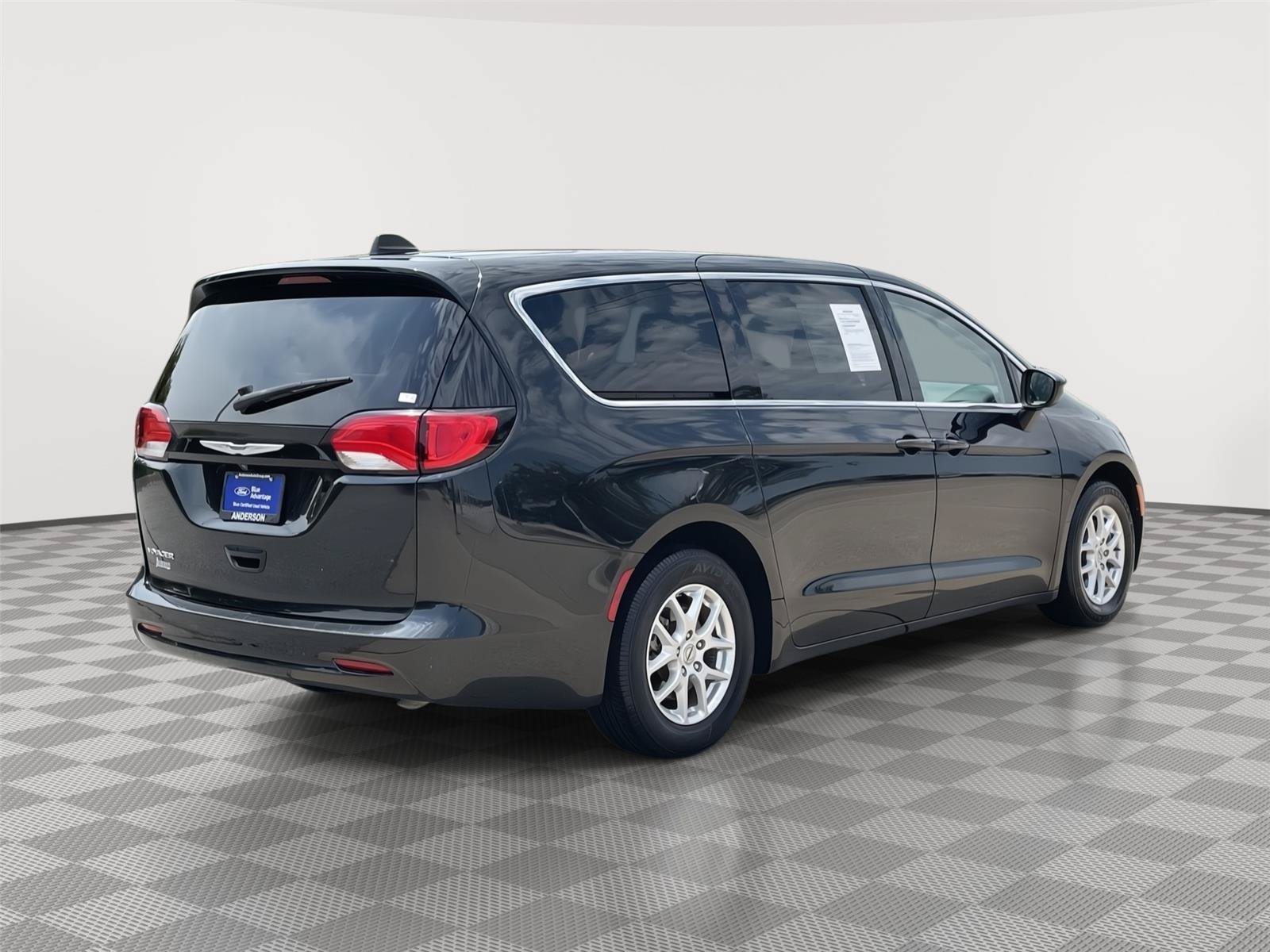 Used 2022 Chrysler Voyager LX FWD image 7