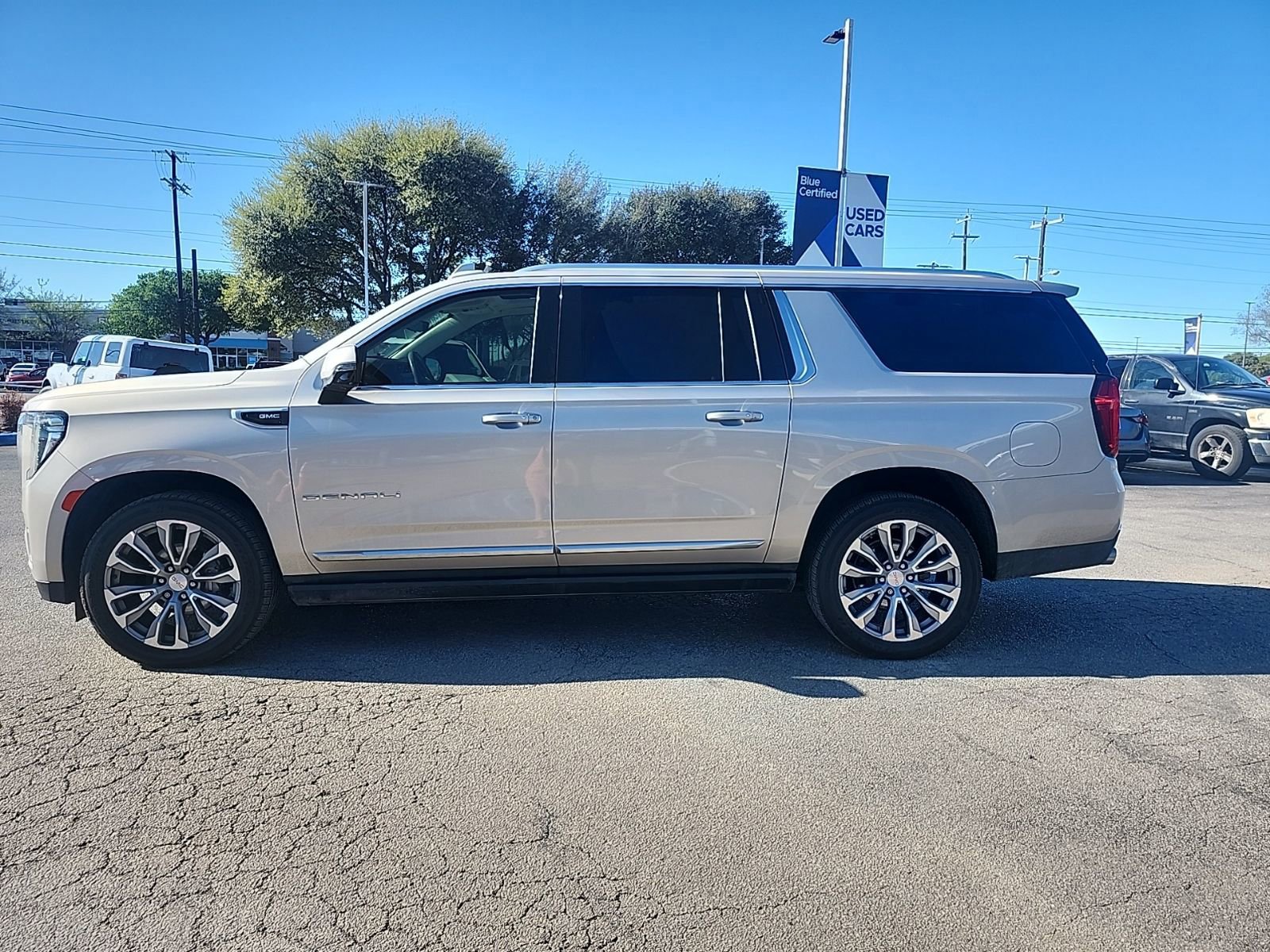 Used 2021 GMC Yukon XL Denali w/ Denali Premium Package image 2