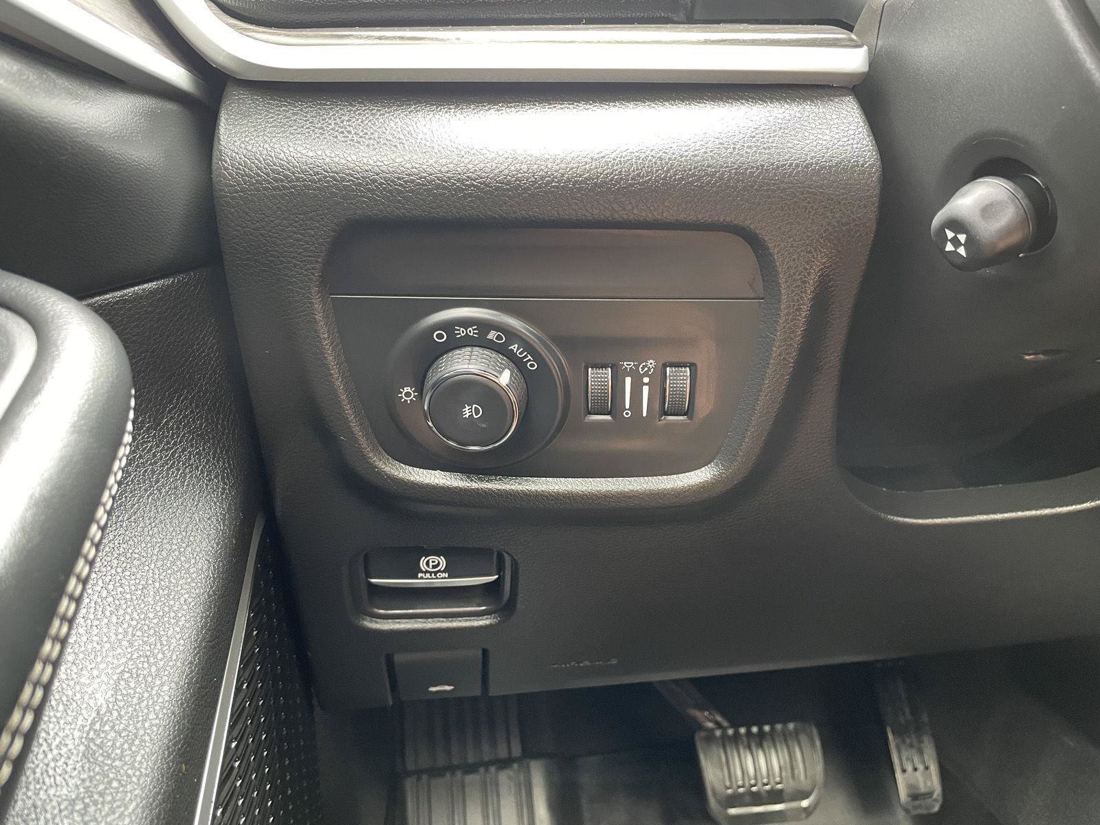 Used 2023 Jeep Grand Cherokee L Limited w/ Luxury Tech Group II AWD/4WD image 16