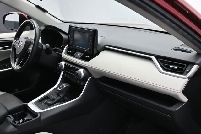 Used 2020 Toyota RAV4 XLE Premium FWD image 27