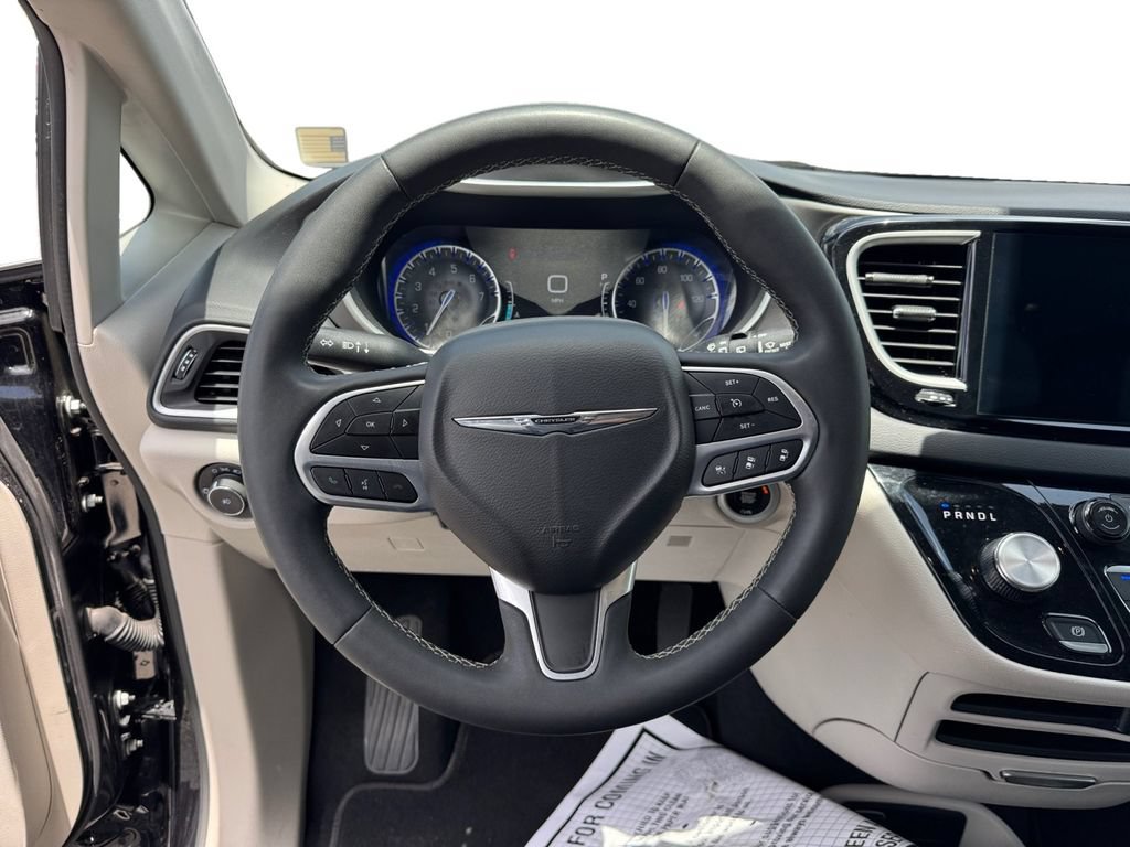 Used 2024 Chrysler Pacifica Touring-L FWD image 16