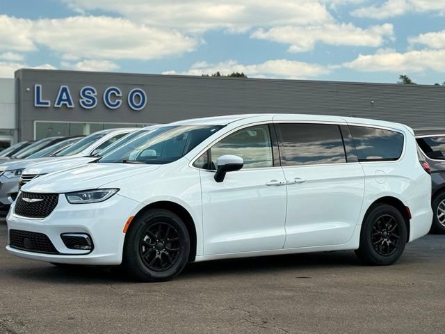 Used 2023 Chrysler Pacifica Touring-L FWD image 1