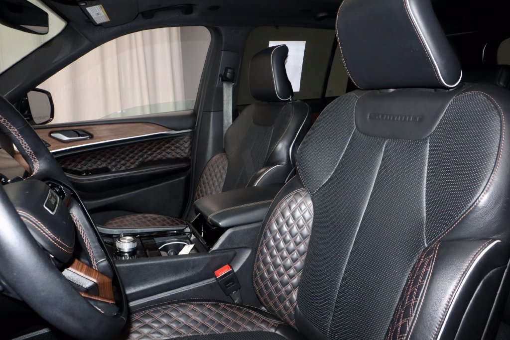 Used 2023 Jeep Grand Cherokee Summit w/ Luxury Tech Group V AWD/4WD image 27
